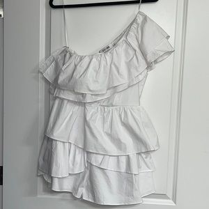 Do + Be White Romper Medium NWOT never been worn. Looks Amazing on.